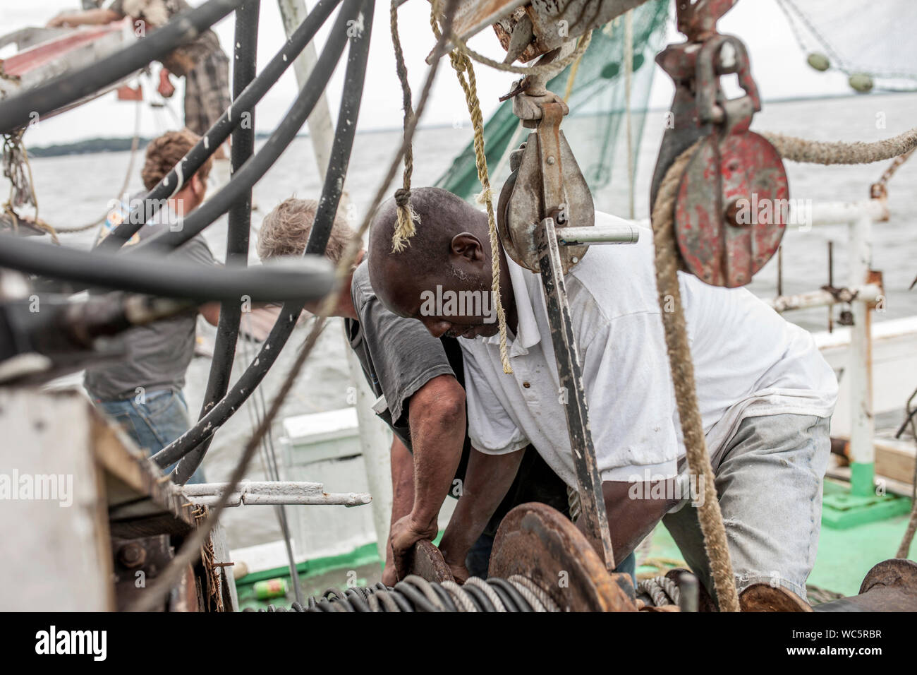 Les pêcheurs travaillant à bord des navires Banque D'Images