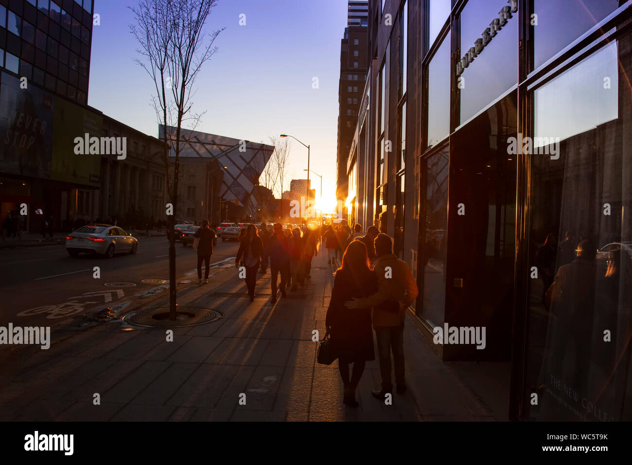 Le centre-ville de Toronto. Bloor Street avec ses boutiques au coucher du soleil près de l'intersection de Yonge et Bloor, à proximité de Yorkville Banque D'Images