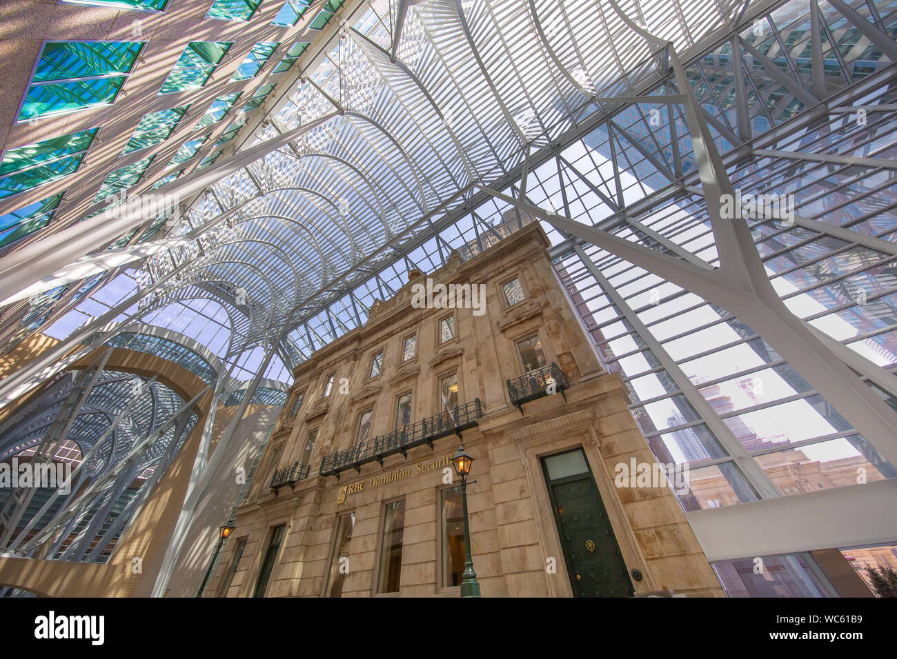 Toronto, Canada, 2019 Juillet-26 : Brookfield Place, Allen Lambert Galleria de passage, un atrium conçu par l'architecte espagnol Santiago Calatrava qui conn Banque D'Images