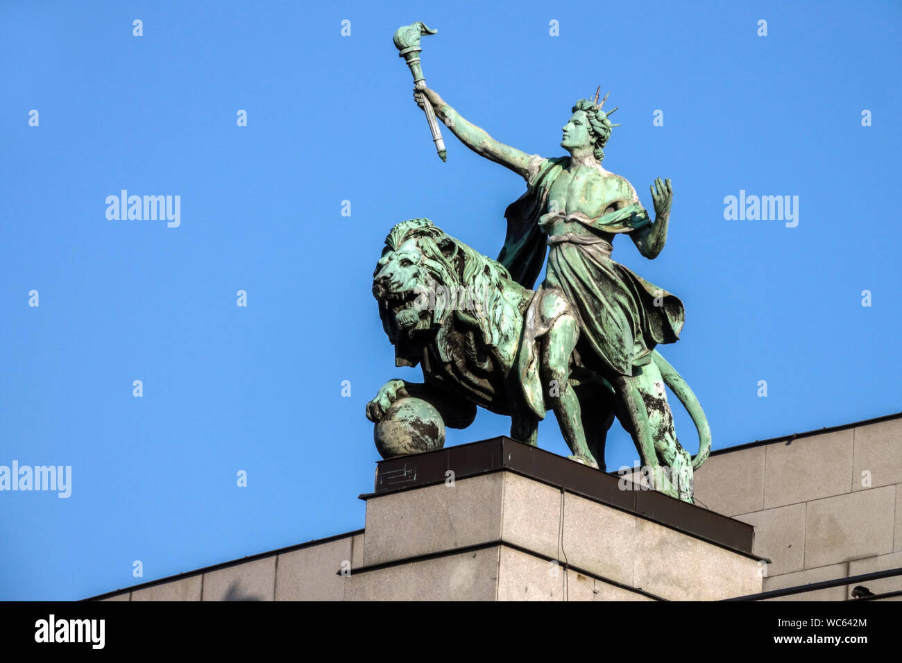 Banque nationale tchèque de Prague, Sculpture du Lion tchèque et Torchmaer. République tchèque, Ceska Narodni Banka Banque D'Images
