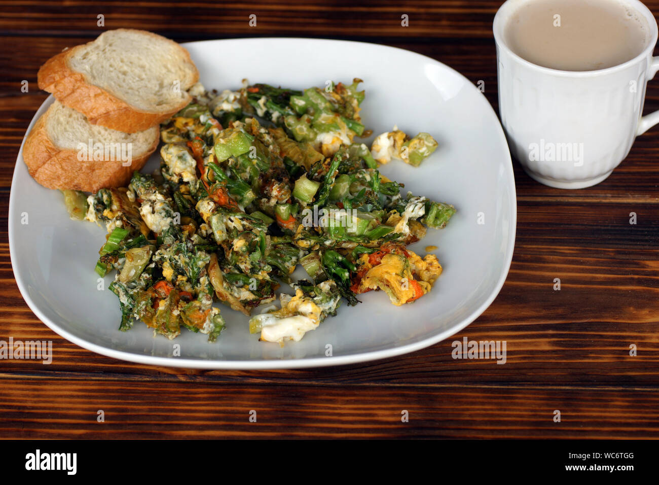Les œufs avec les légumes et café au lait. Bon petit déjeuner à base de produits biologiques. L'alimentation saine. Banque D'Images