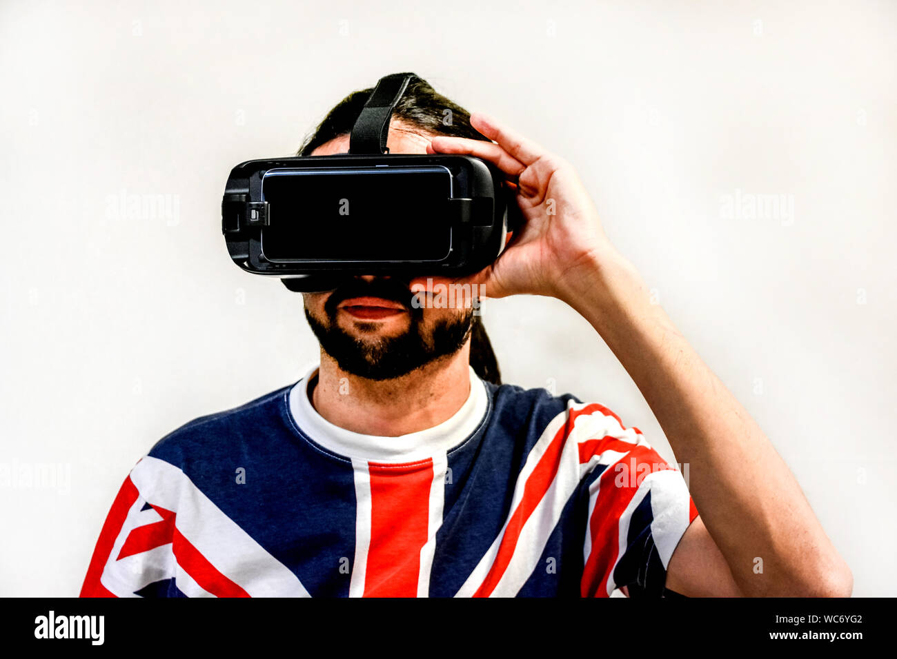 L'homme sur fond blanc avec des casques de réalité virtuelle, sur  l'expérimentation et l'essai de nouvelles technologies VR. Homme avec  lunettes 4K jeux ou vidéos à regarder Photo Stock - Alamy