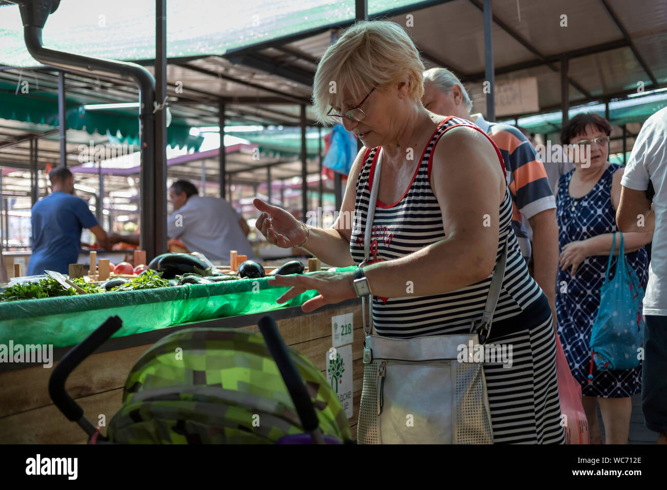 Belgrade, Serbie, 13 août 2019 : Les femmes des boutiques du Marché vert Zemun Banque D'Images