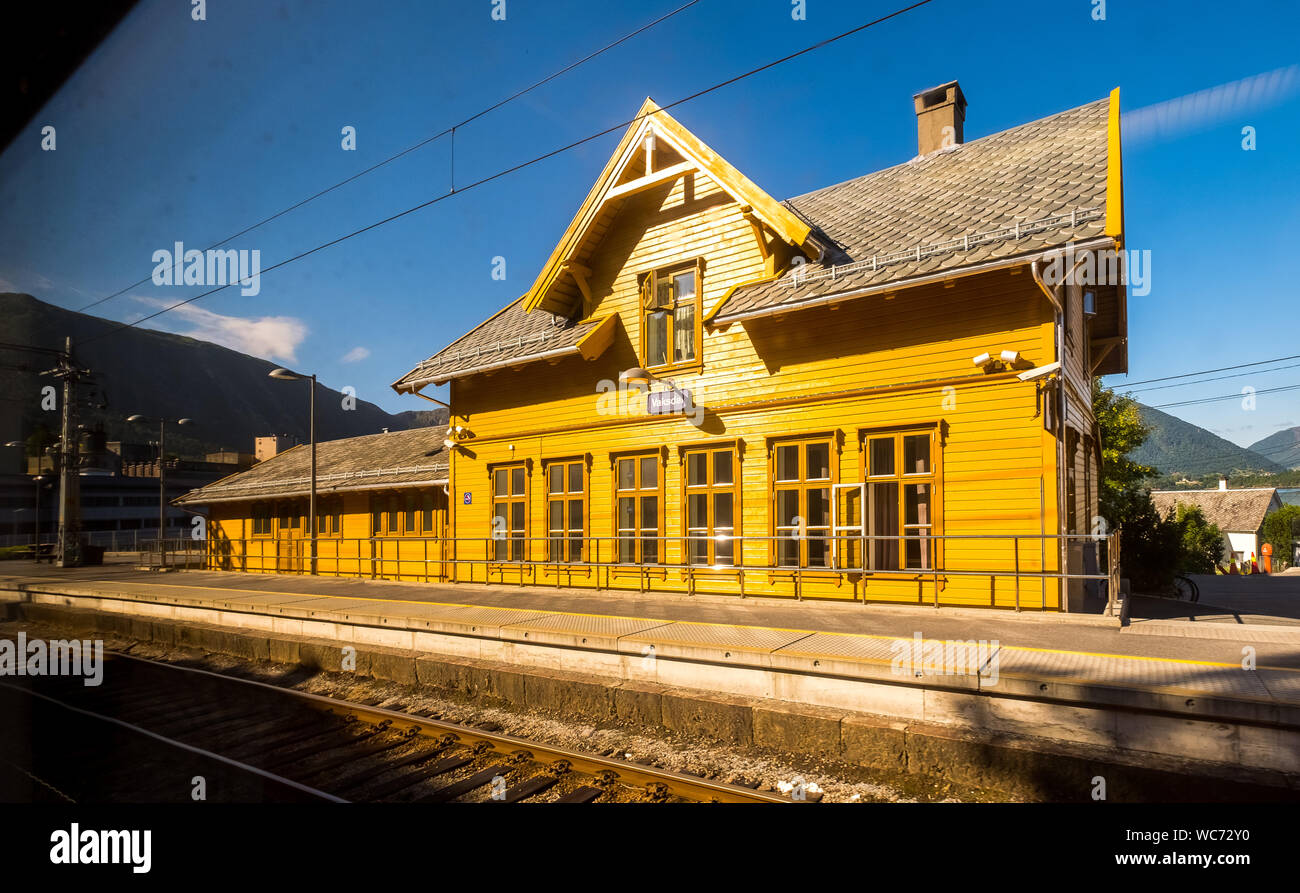 Bâtiment de la gare en bois jaune Vaksdal et voies de chemin de fer, ciel bleu, près de la ville de Bergen, Hordaland, Norvège, Scandinavie, Europe, Bergen, NI, t Banque D'Images