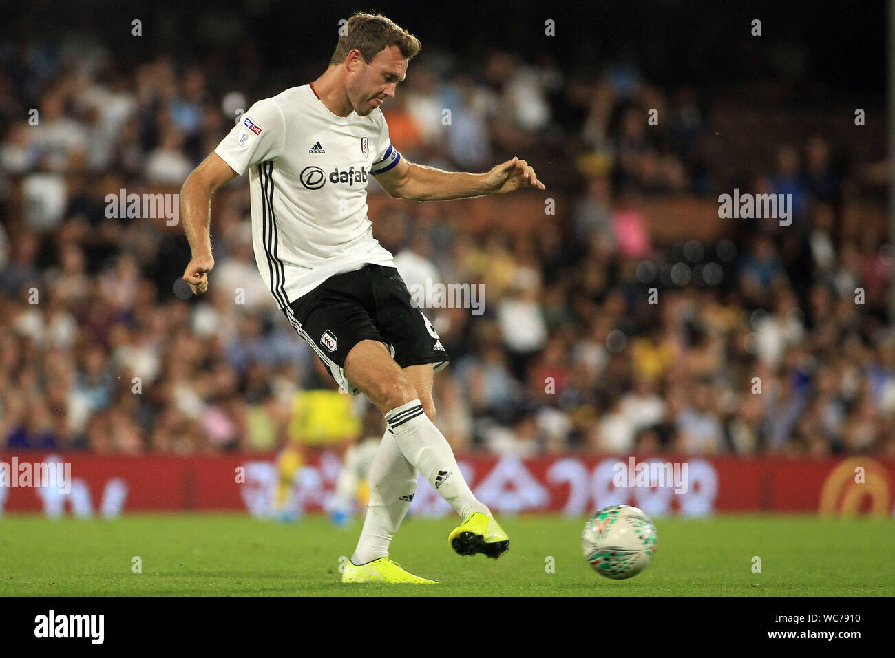 Londres, Royaume-Uni. Août 27, 2019. Kevin McDonald de Fulham en action. Carabao cup 2ème tour, EFL cup, Fulham v Southampton à Craven Cottage, à Londres, le mardi 27 août 2019. Cette image ne peut être utilisé qu'à des fins rédactionnelles. Usage éditorial uniquement, licence requise pour un usage commercial. Aucune utilisation de pari, de jeux ou d'un seul club/ligue/dvd publications pic par Steffan Bowen/Andrew Orchard la photographie de sport/Alamy live news Crédit : Andrew Orchard la photographie de sport/Alamy Live News Banque D'Images