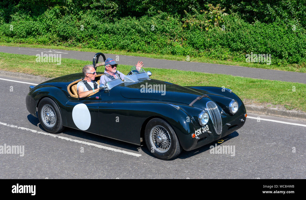 Jaguar XK 120 Voiture de sport vintage sur la voie publique à Overton, Hampshire, England, UK. Banque D'Images