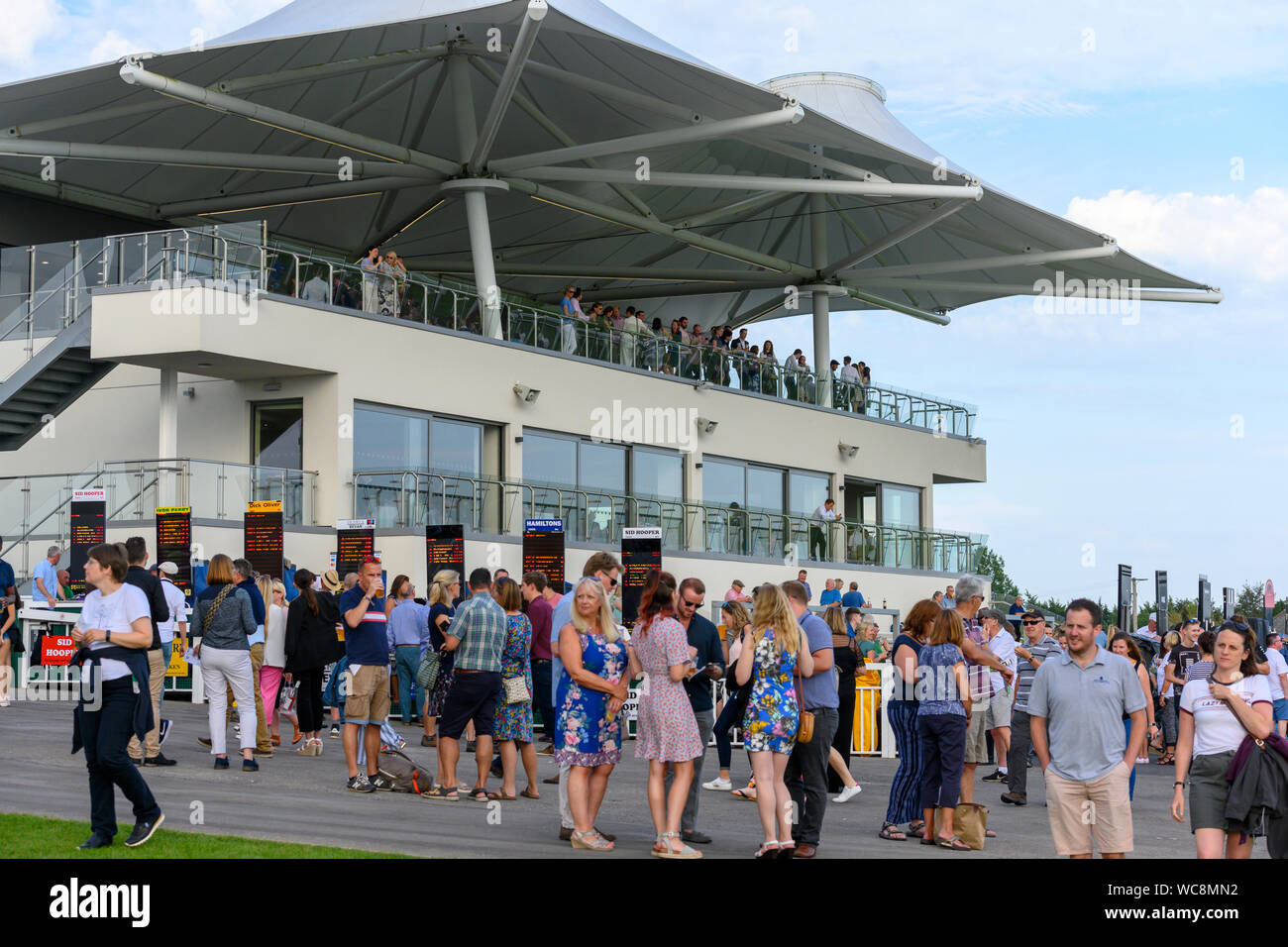 Baignoire Hippodrome, Lansdown, baignoire, Somerset, England, UK - vue de parieurs et l'Landridge Stand. Banque D'Images