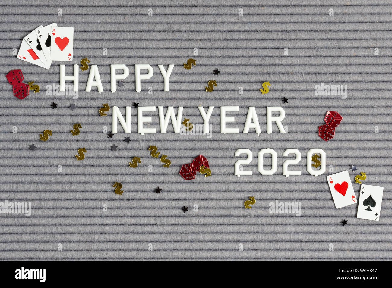 La chance Bonne année 2020 signe avec feutre gris lettre modifiable en plastique blanc avec lettres et carte à jouer, dés, et le symbole du dollar confetti Banque D'Images