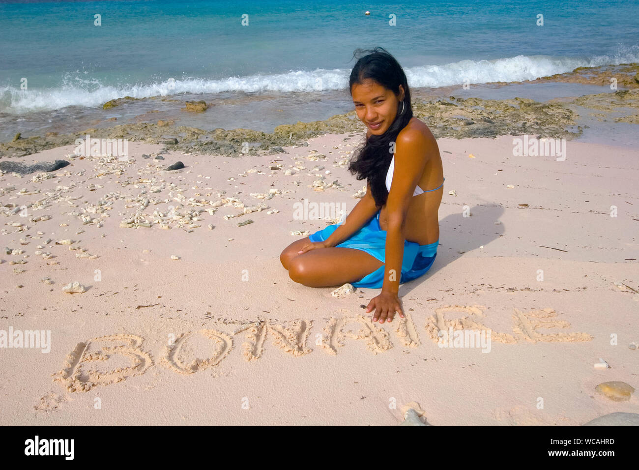 Bonaire - sable graffiti, jeune femme sur la plage, Bonaire, Antilles néerlandaises, dans la mer des Caraïbes, Océan Atlantique Banque D'Images