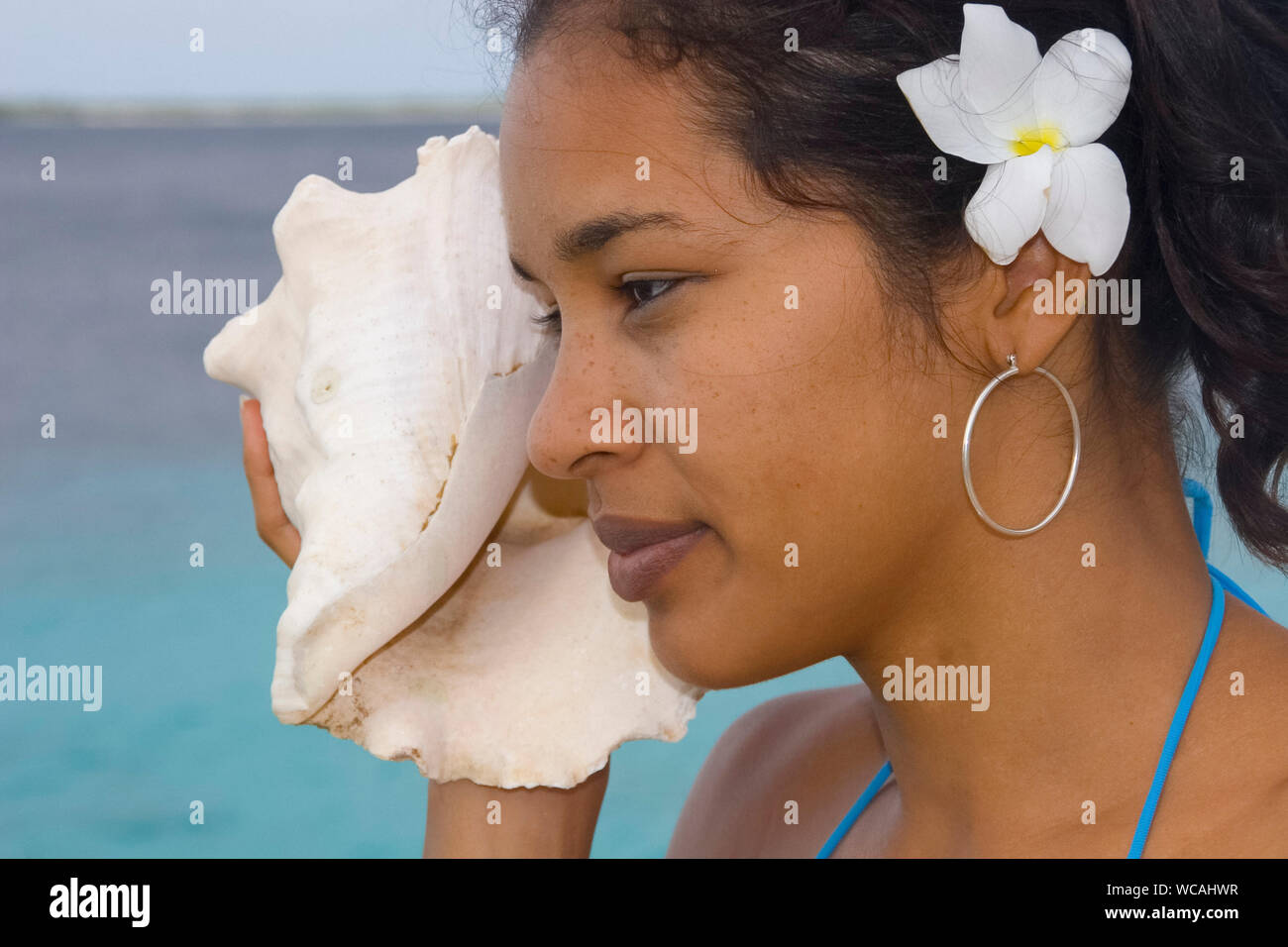 Les jeunes, l'écoute de womanm guilhemroux, Bonaire, Antilles néerlandaises, dans la mer des Caraïbes, Océan Atlantique Banque D'Images