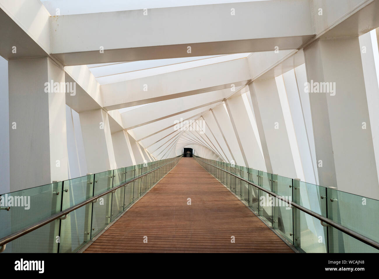 L'emblématique twisted passerelle au-dessus de l'eau du canal de Dubaï à Dubaï, Émirats Arabes Unis Banque D'Images