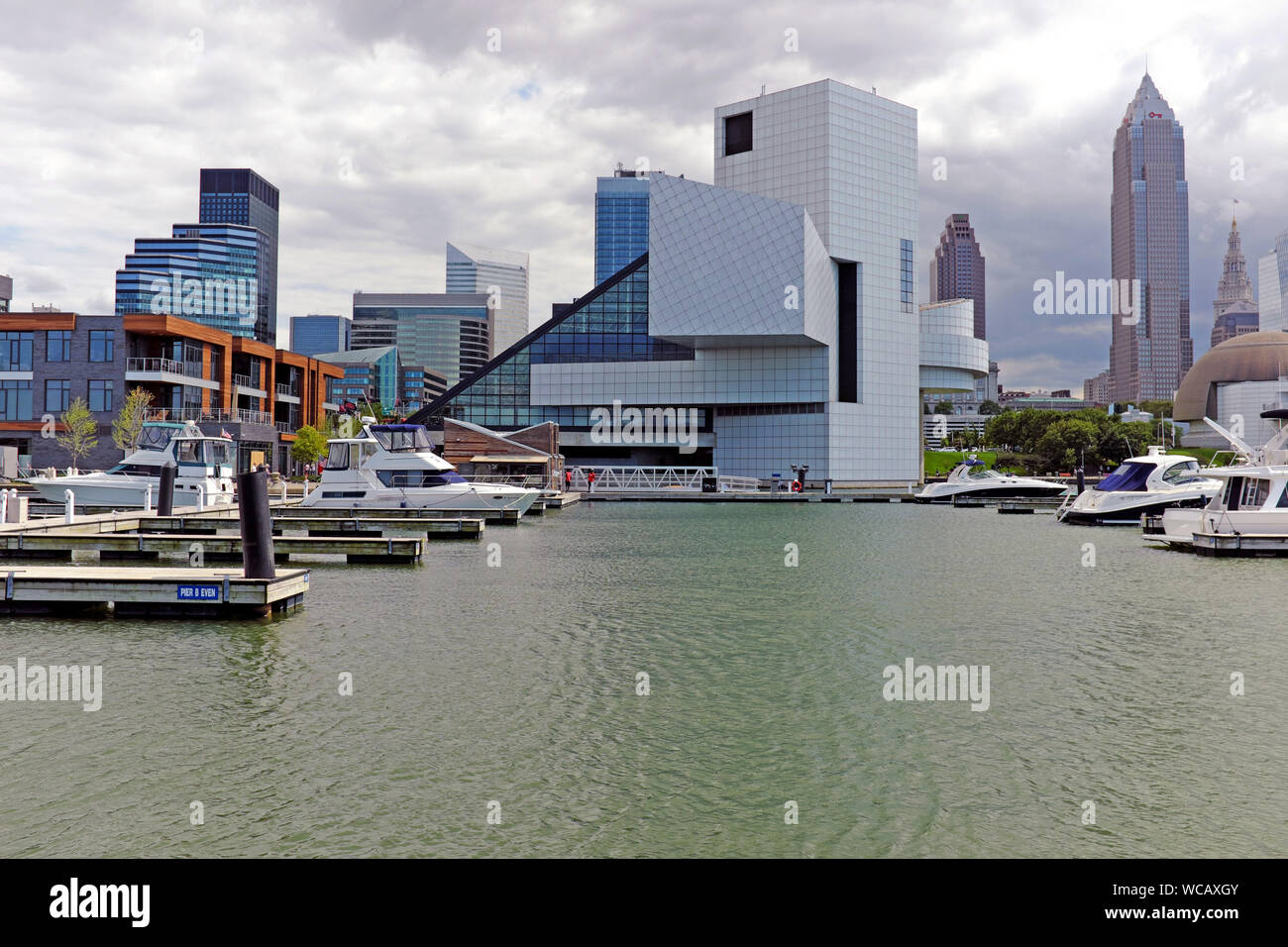 La fin de l'été de gros nuages apparaissent au-dessus de Cleveland, Ohio, USA skyline et la Northcoast Port comme l'automne commence à apparaître. Banque D'Images