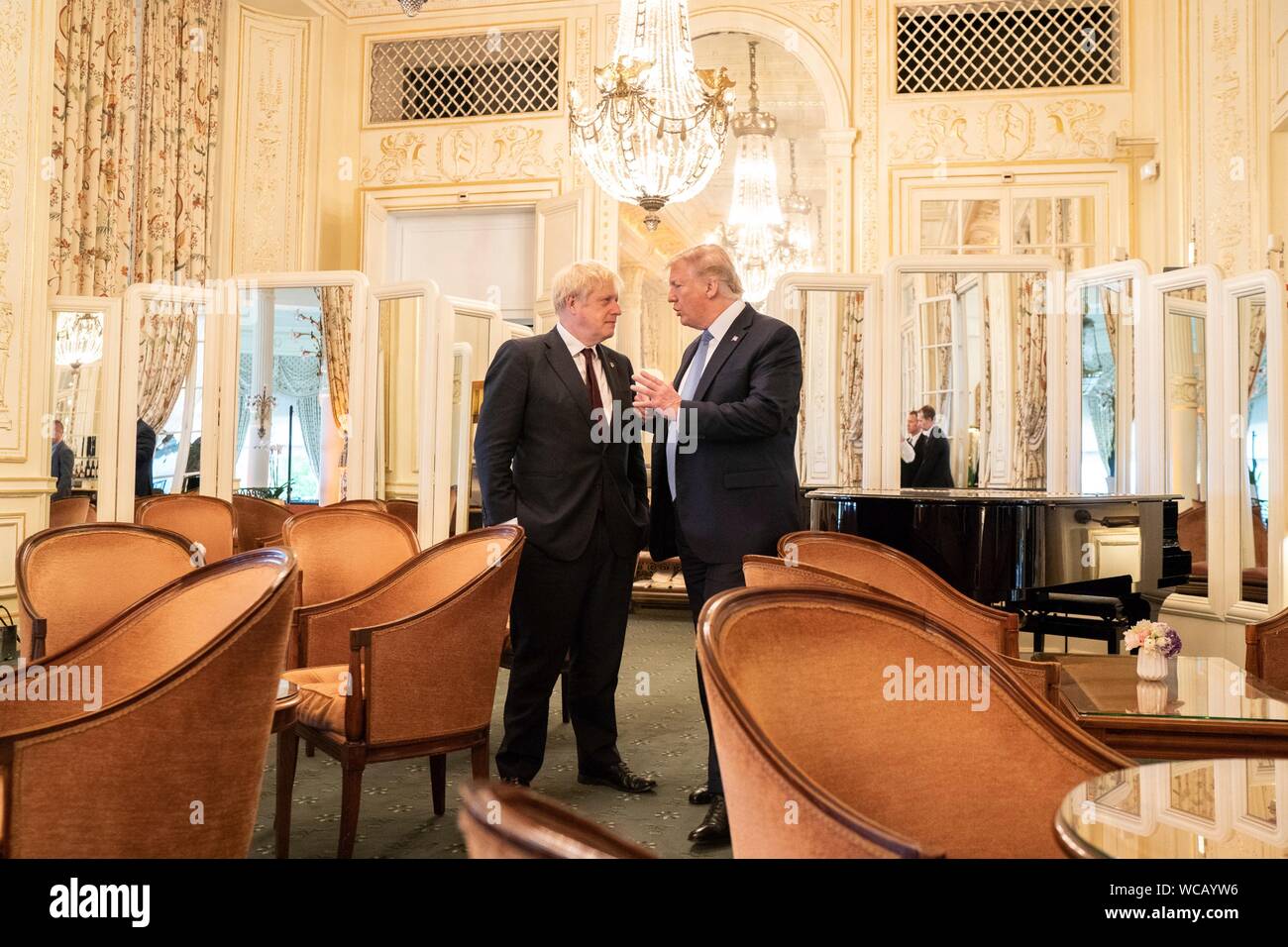Le Président américain Donald Trump, droite, s'entretient avec le Premier ministre britannique Boris Johnson à l'issue d'une réunion en marge du Sommet du G7 à l'Hôtel du Palais Biarritz 25 août 2019 à Biarritz, France. Banque D'Images