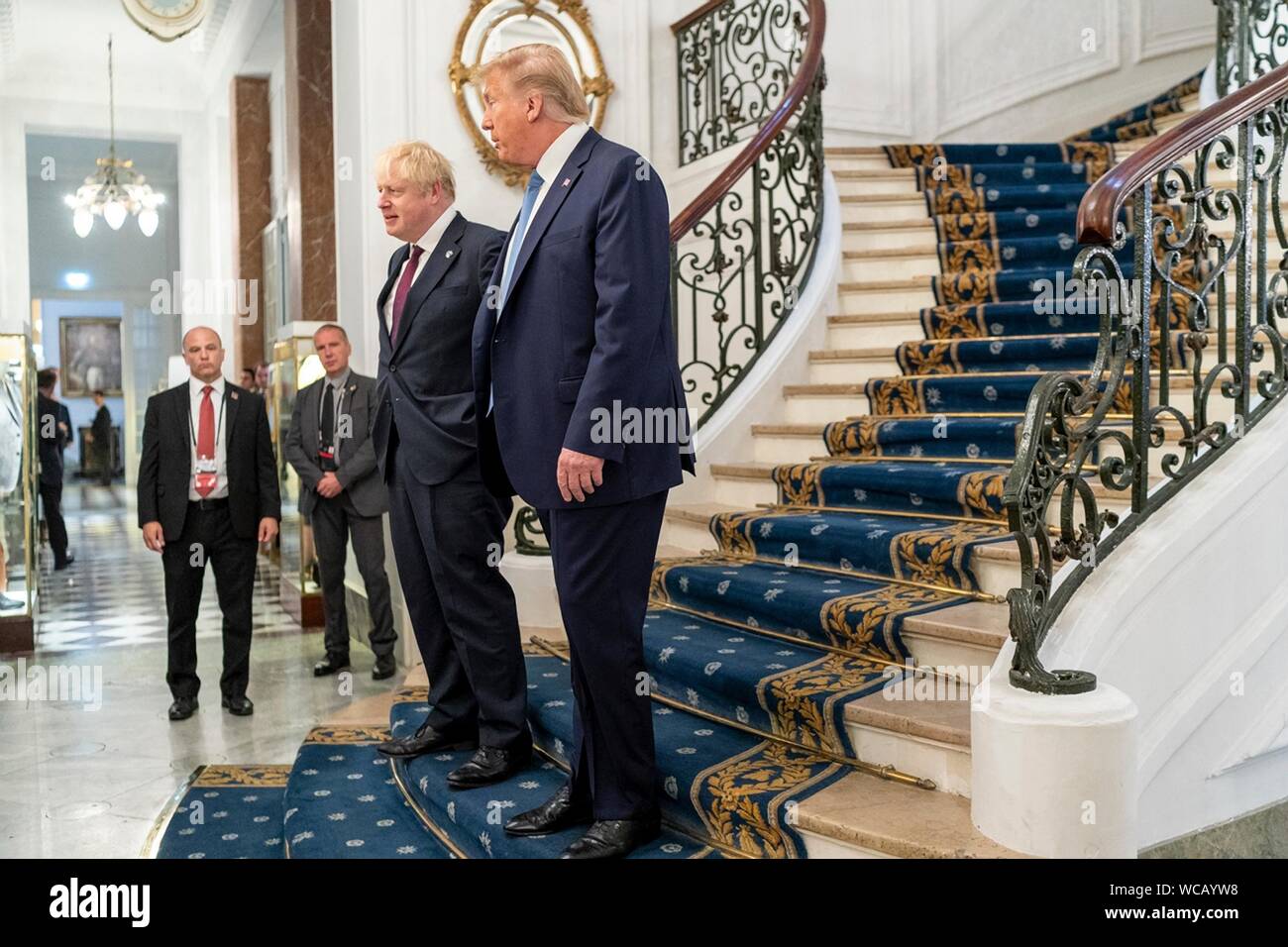 Le Président américain Donald Trump, droit, se dresse avec le Premier ministre britannique Boris Johnson à l'issue d'une réunion en marge du Sommet du G7 à l'Hôtel du Palais Biarritz 25 août 2019 à Biarritz, France. Banque D'Images