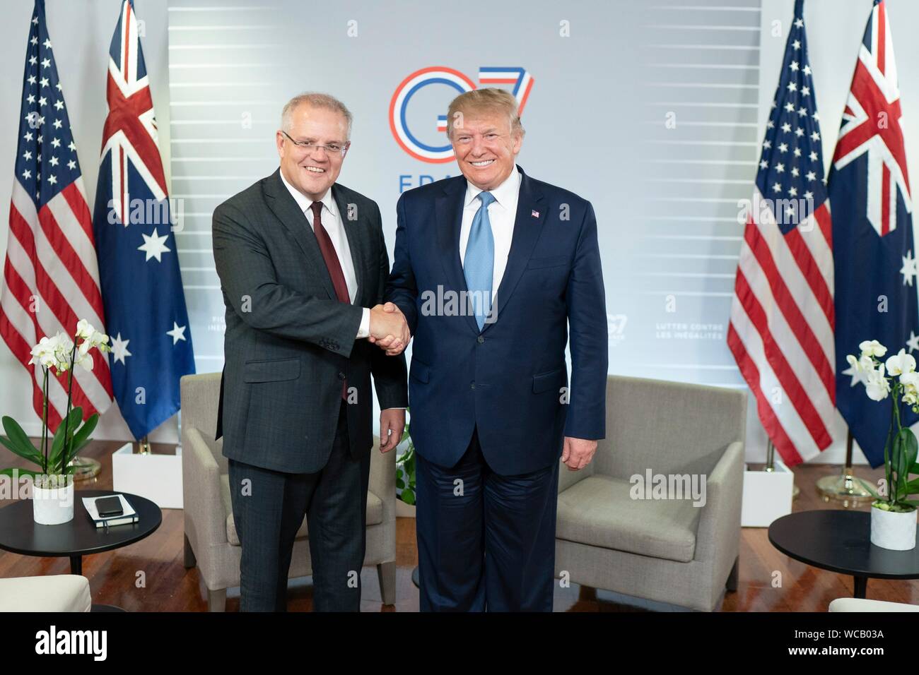 Le Président américain Donald Trump, serre la main avec le Premier Ministre australien, Scott Morrison, gauche, avant leur réunion bilatérale en marge du Sommet du G7 au centre de congrès Bellevue 25 août 2019 à Biarritz, France. Banque D'Images