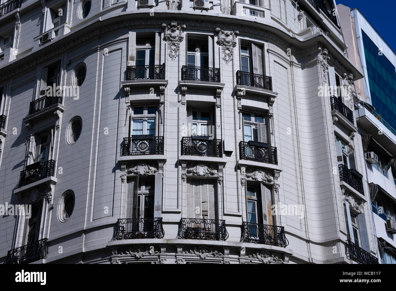 Vieille façade de l'immeuble d'en face de la place Lavalle (Plaza Lavalle - Tribunales). Buenos Aires, Argentine Banque D'Images