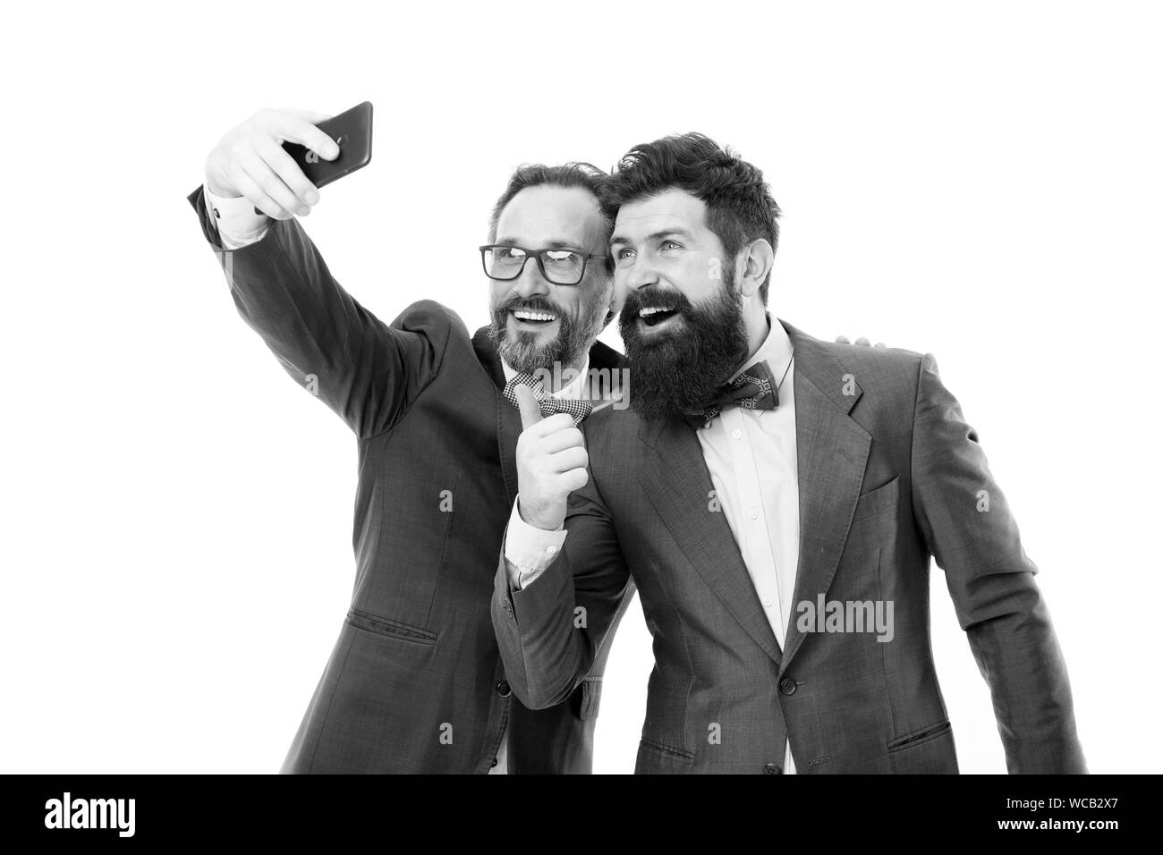 Des selfies amis. Les hommes entrepreneurs à succès sur fond blanc. Joignez-vous à notre équipe commerciale. Les gens d'affaires concept. Hommes élégant barbu gars porter des vêtements formels. Grand homme d'affaires. Banque D'Images