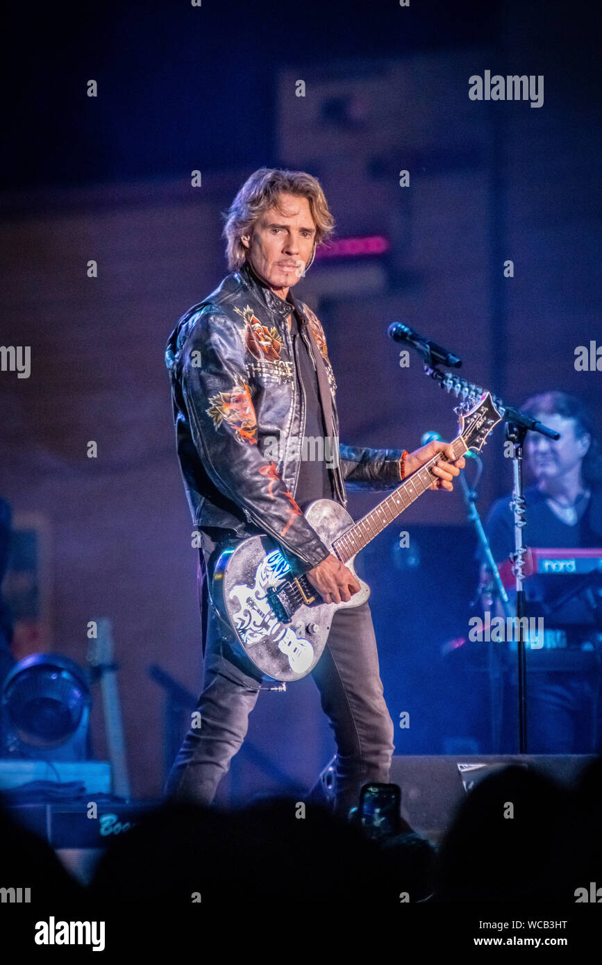 Musicien pop/rock australien Rick Springfield se produit à un concert en plein air au festival annuel NIBROC au centre-ville de Corbin, Kentucky, USA. Banque D'Images