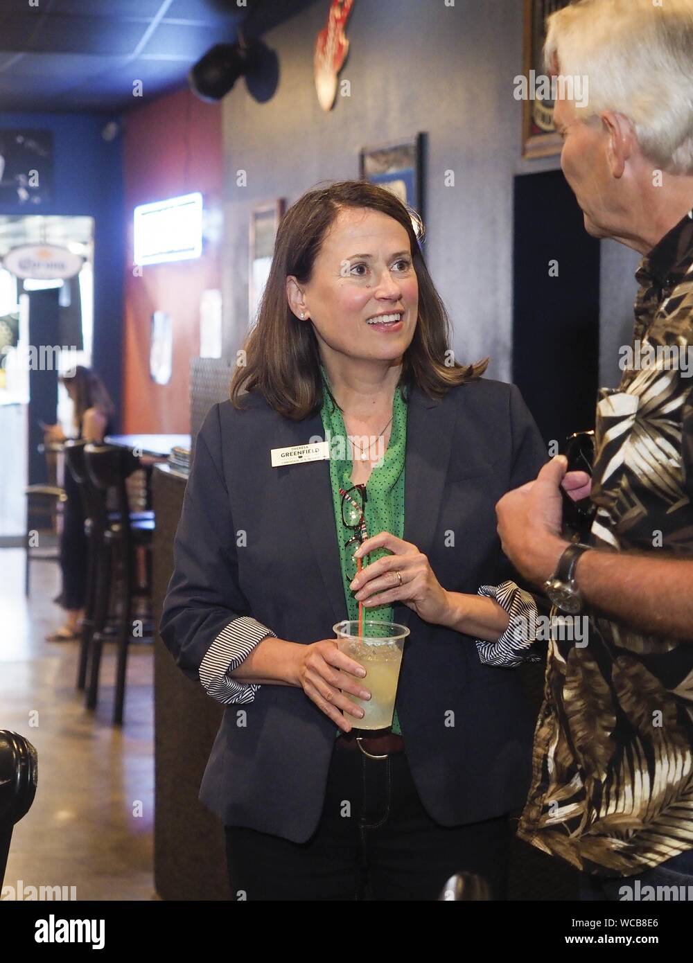 Sioux City, Iowa, États-Unis. Août 27, 2019. Le démocrate de l'Iowa THERESA GREENFIELD répond aux démocrates locaux à Sioux City, en Iowa, le mardi 27 août 2019 comme elle fait campagne pour l'exécution sur l'Iowa actuel U.S. Sen. Joni Ernst Crédit : Jerry Mennenga/ZUMA/Alamy Fil Live News Banque D'Images