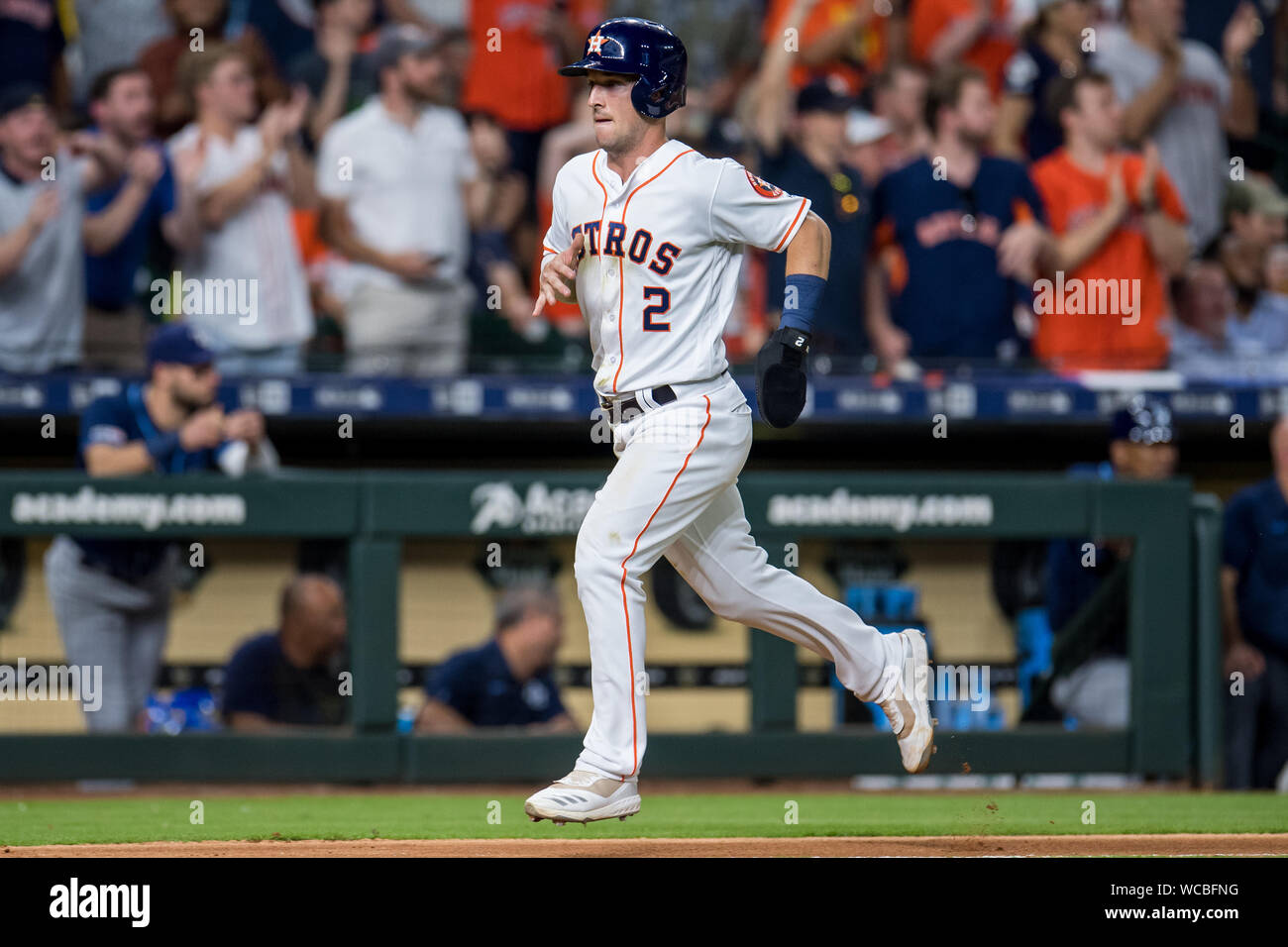 Houston, Texas, USA. Août 27, 2019. Astros de Houston' Alex Bregman chefs accueil à marquer une course contre les Rays de Tampa Bay dans la 4e manche au Minute Maid Park de Houston le Mardi, 27 août, 2019. Photo par Trask Smith/UPI UPI : Crédit/Alamy Live News Banque D'Images