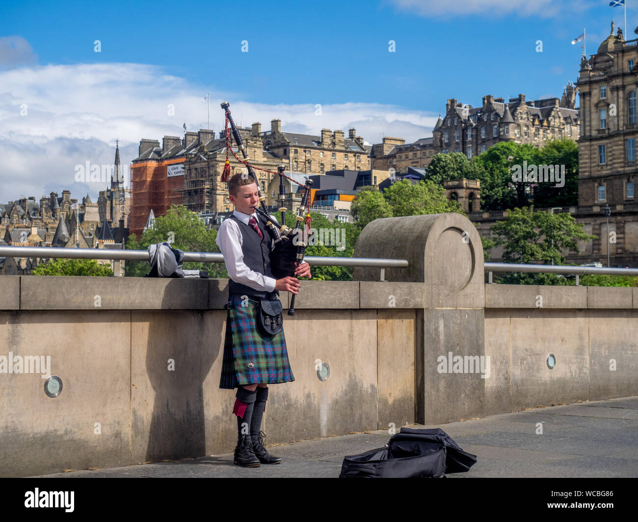 La lecture de la musique de cornemuse non identifiés avec cornemuses le long de la Butte le 26 juillet 2017 à Édimbourg en Écosse. Il y a beaucoup de rue les gaiteiros et enterta Banque D'Images