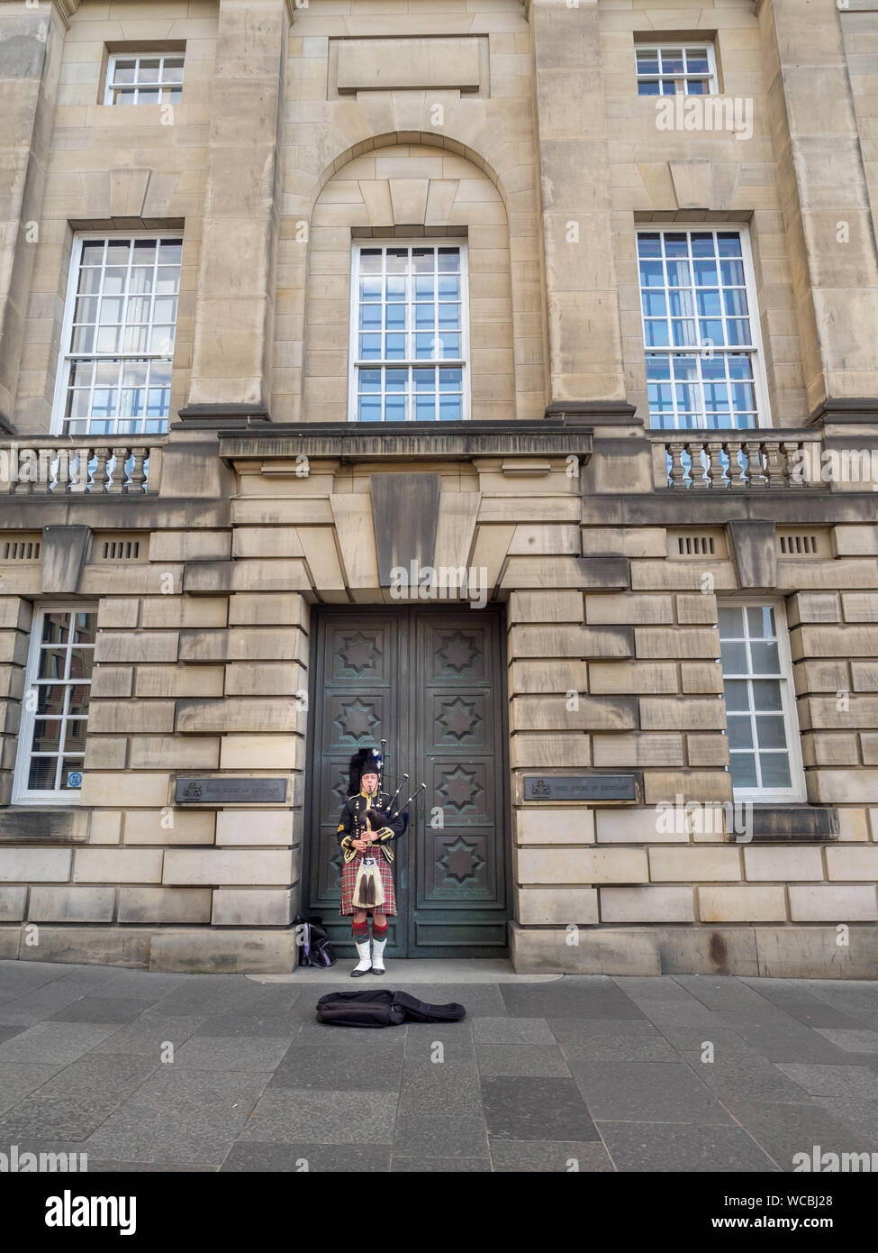 Un Écossais portant costume traditionnel écossais jouer de la cornemuse le long de la Royal Mile, le 26 juillet 2017 à Edimbourg, Ecosse. Il y a beaucoup de piper Banque D'Images