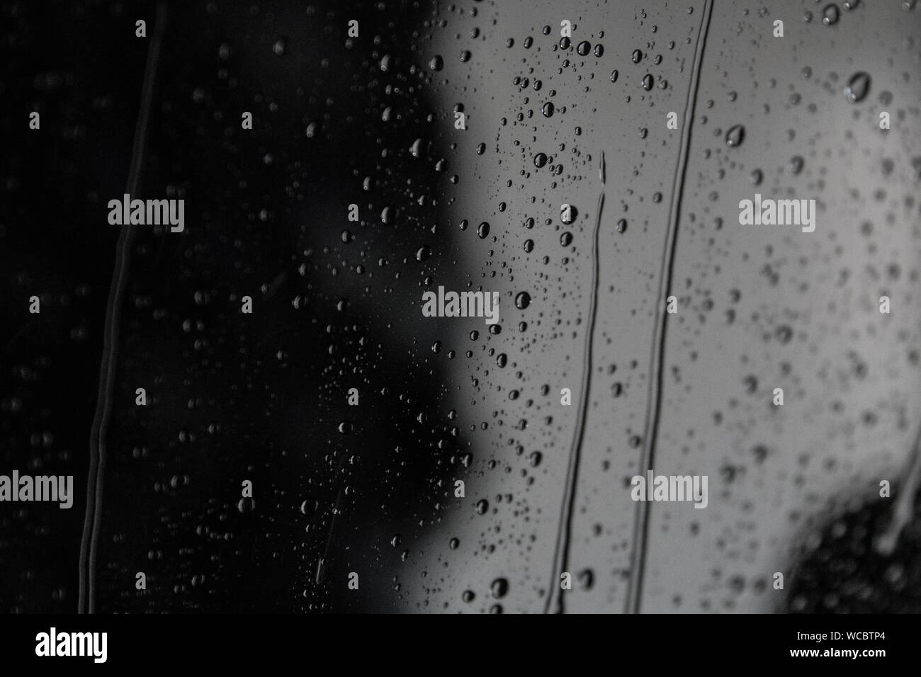 L'eau sur les vitres de voiture Banque D'Images