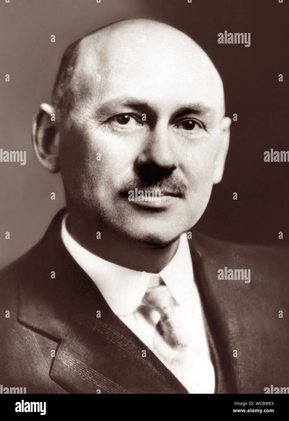 Le Dr Robert Hutchings Goddard (1882-1945), reconnu comme le père de la fuséologie américaine et comme l'un des pionniers dans l'exploration théorique de l'espace, est crédité de la création et la construction de la première fusée à carburant liquide, inaugurer une ère de vol spatial et l'innovation. Banque D'Images