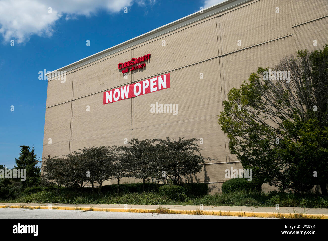 Un logo affiche à l'extérieur d'une installation de stockage auto-CubeSmart a récemment ouvert dans un ancien magasin à grande surface à Richmond Heights, Ohio sur Août Banque D'Images