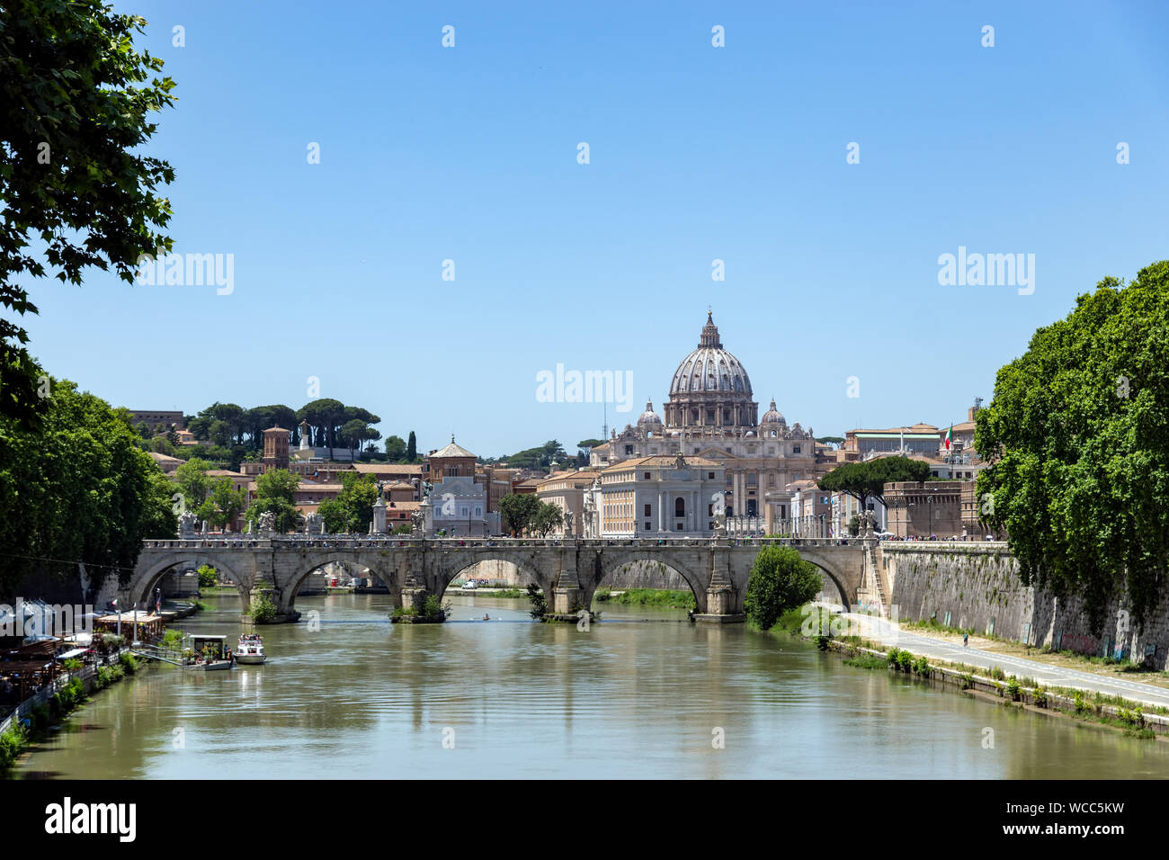 Pont Sant'Angelo et la Basilique St Pierre - Rome, Italie Banque D'Images
