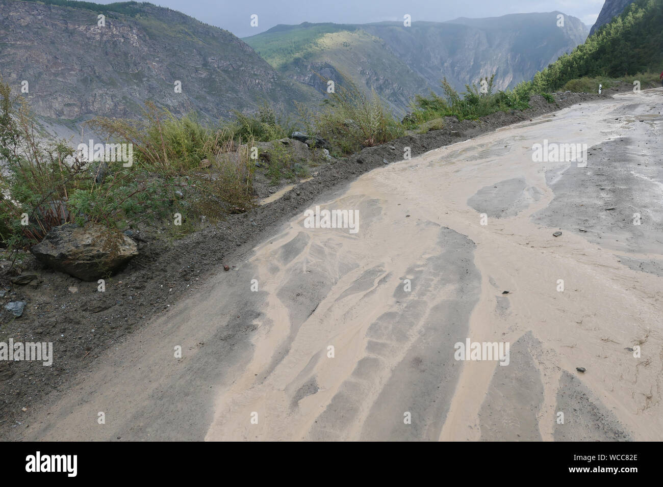 Route de montagne après la pluie sale Banque D'Images