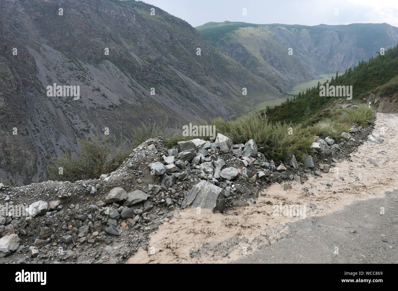 Route de montagne après la pluie sale Banque D'Images