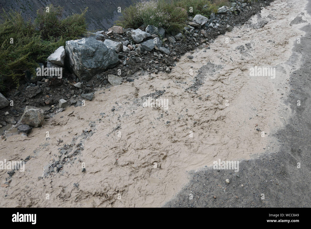 Route de montagne après la pluie sale Banque D'Images