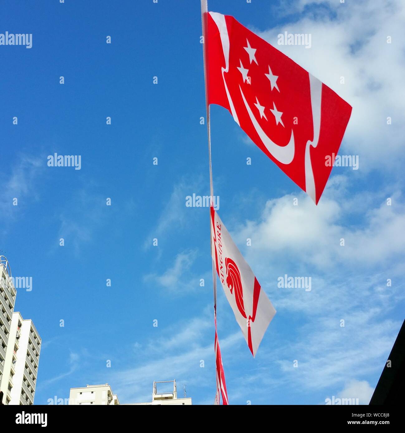 Low Angle View of Sky contre le drapeau de Singapour Banque D'Images