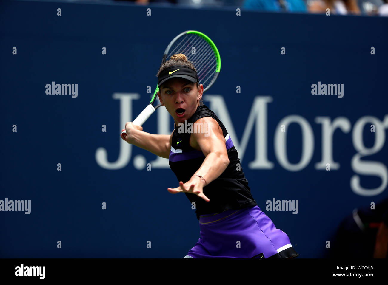 Flushing Meadows, New York, United States. Août 27, 2019. Simona de Roumanie : un retour à la grève de la plage Gibbes Nicole United States lors de leur premier match contre à l'US Open à Flushing Meadows, New York. Crédit : Adam Stoltman/Alamy Live News Banque D'Images