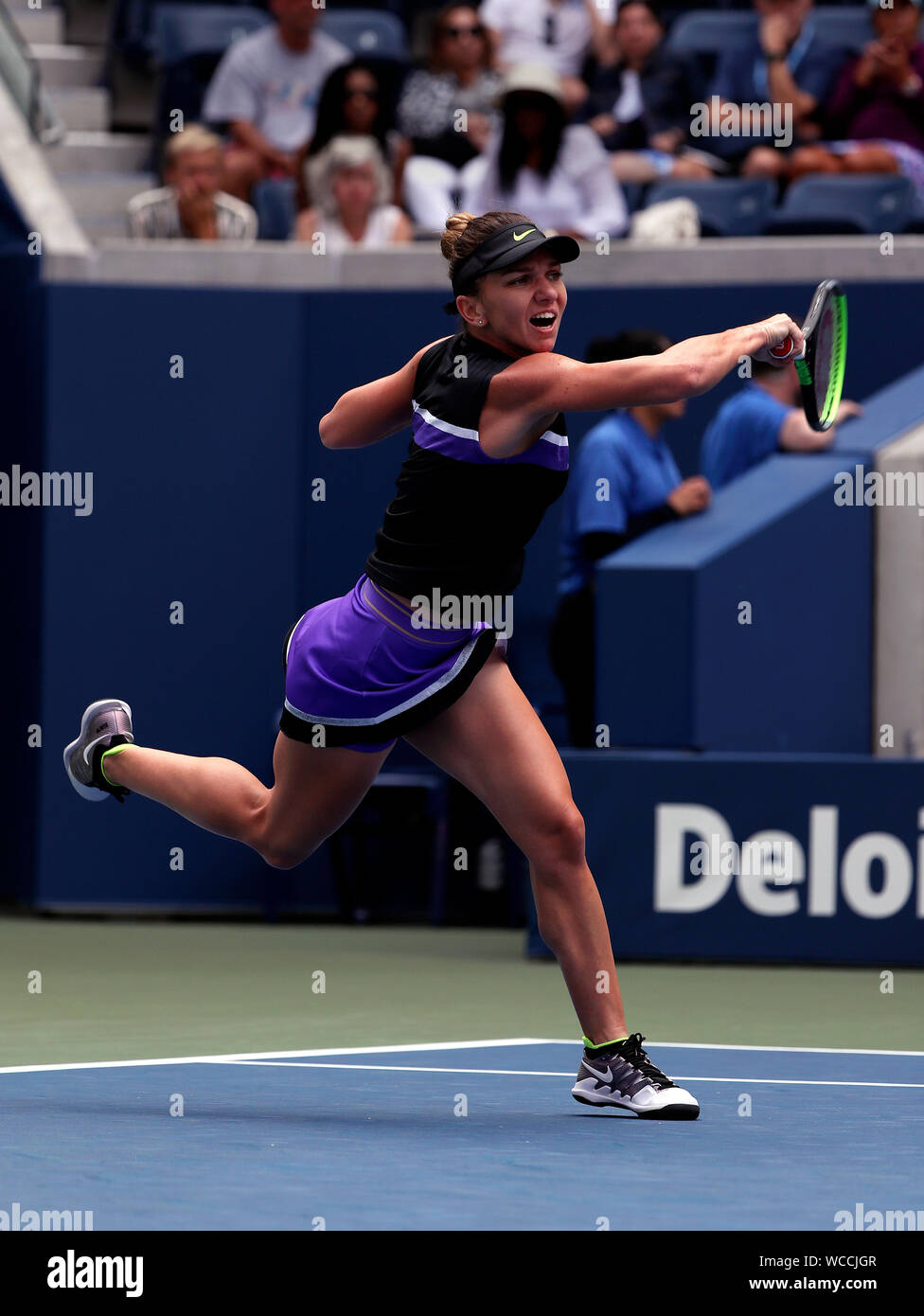 Flushing Meadows, New York, United States. Août 27, 2019. De la Roumanie : Simona en action contre Nicole Gibbes des États-Unis lors de leur premier match contre à l'US Open à Flushing Meadows, New York. Crédit : Adam Stoltman/Alamy Live News Banque D'Images