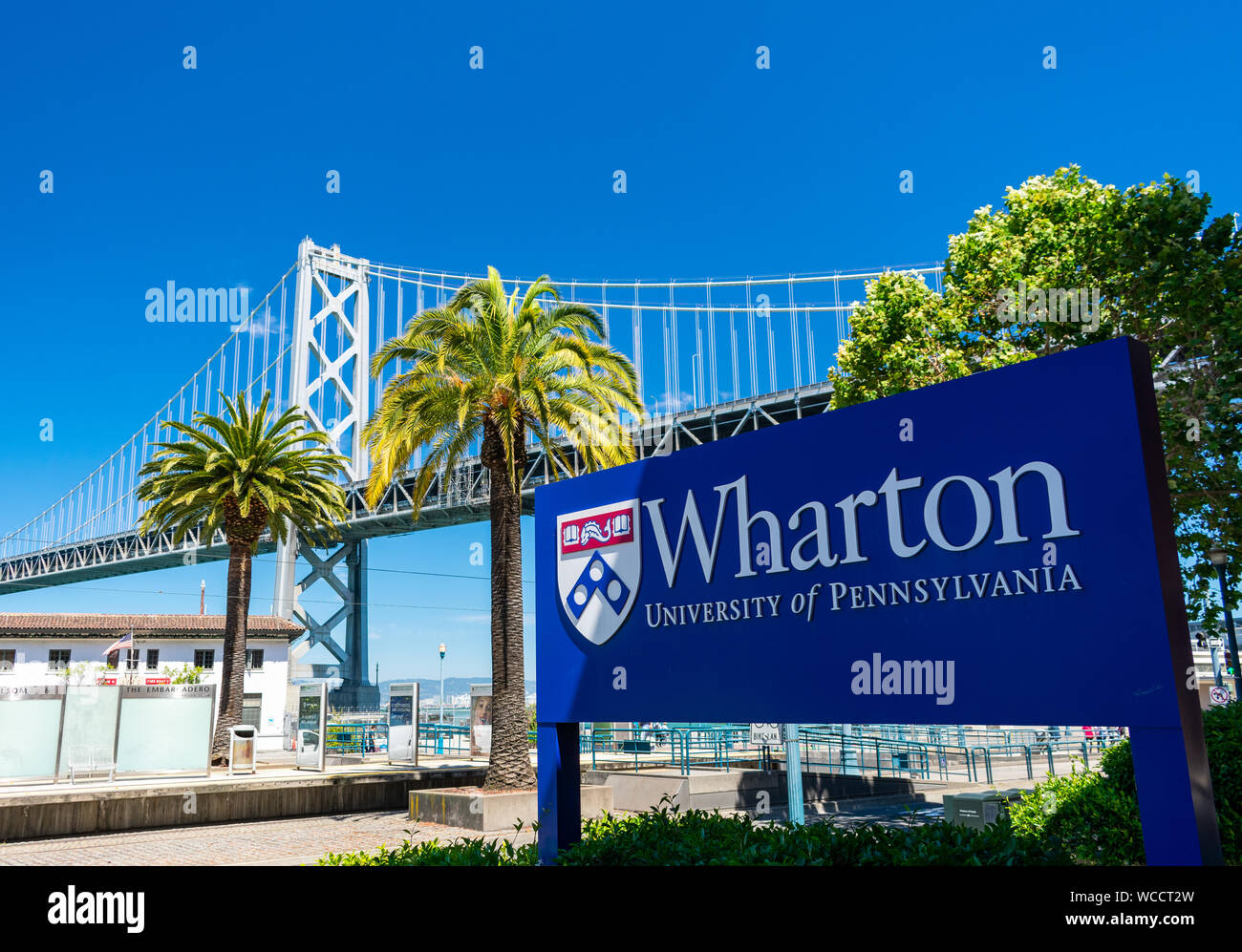 L'Université de Pennsylvanie Wharton School campus près de signer avec San Francisco, Oakland Bay Bridge en arrière-plan Banque D'Images