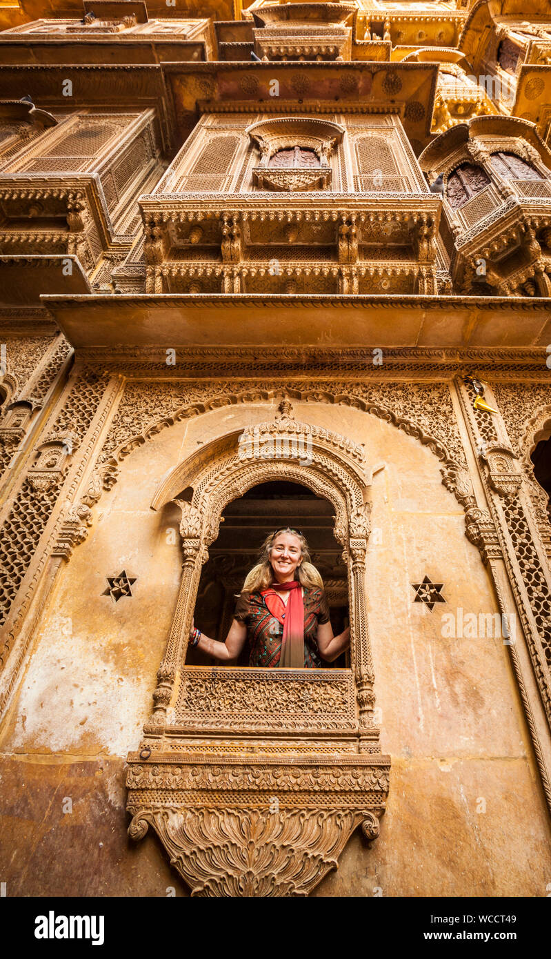 Un touriste caucasien posant pour une photo dans l'un des nombreux Havelis étonnante à Jaisalmer, Rajasthan, Inde. Banque D'Images