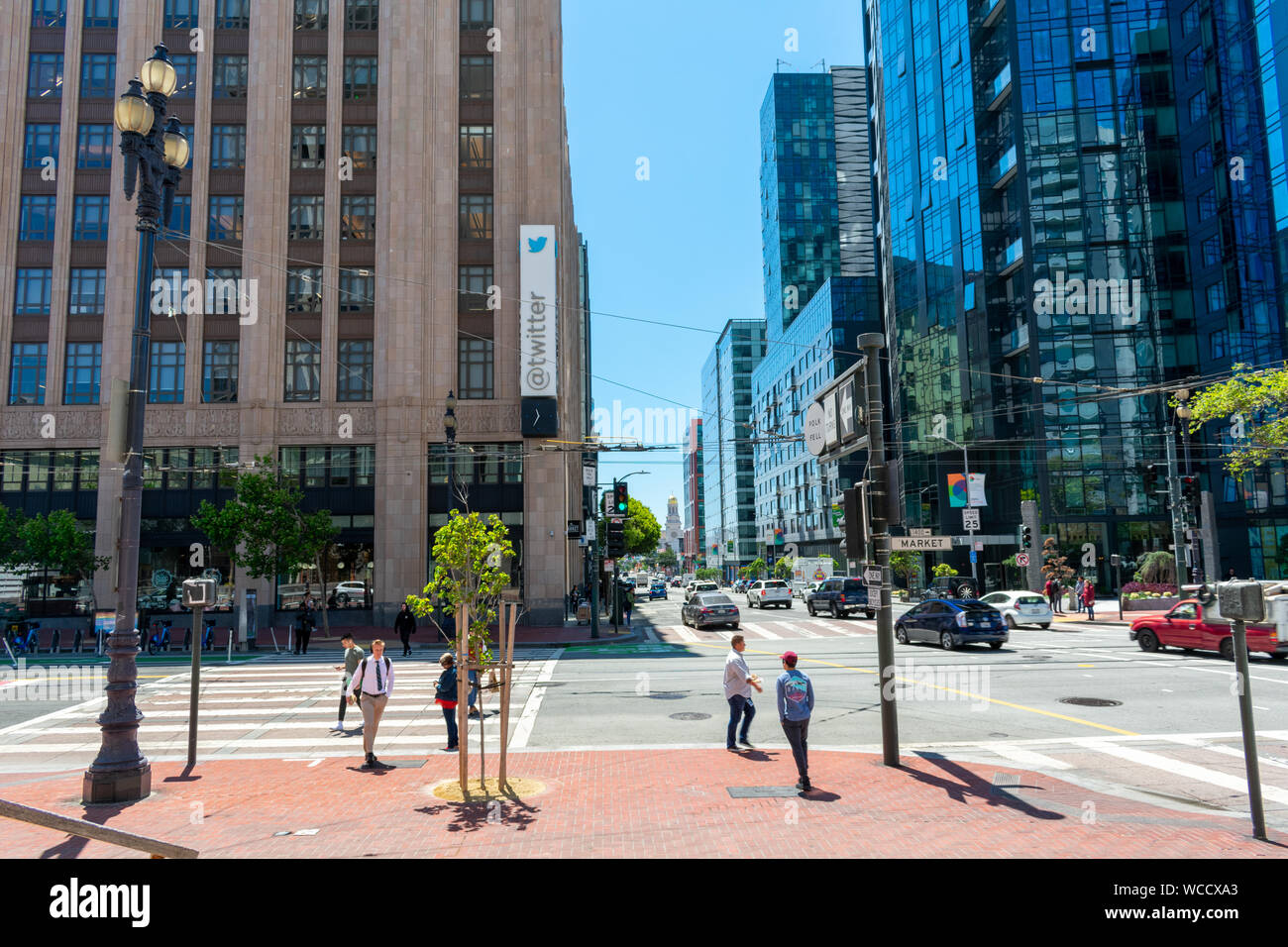 Les piétons traversent la rue en milieu urbain près de Twitter siège social mondial en SOMA Banque D'Images