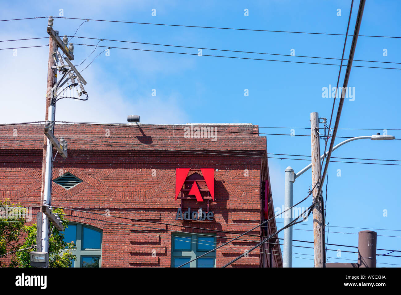 Logo Adobe sur la brique de façade Bureau de logiciels d'entreprise axée sur la création de produits logiciels multimédia et la créativité Banque D'Images