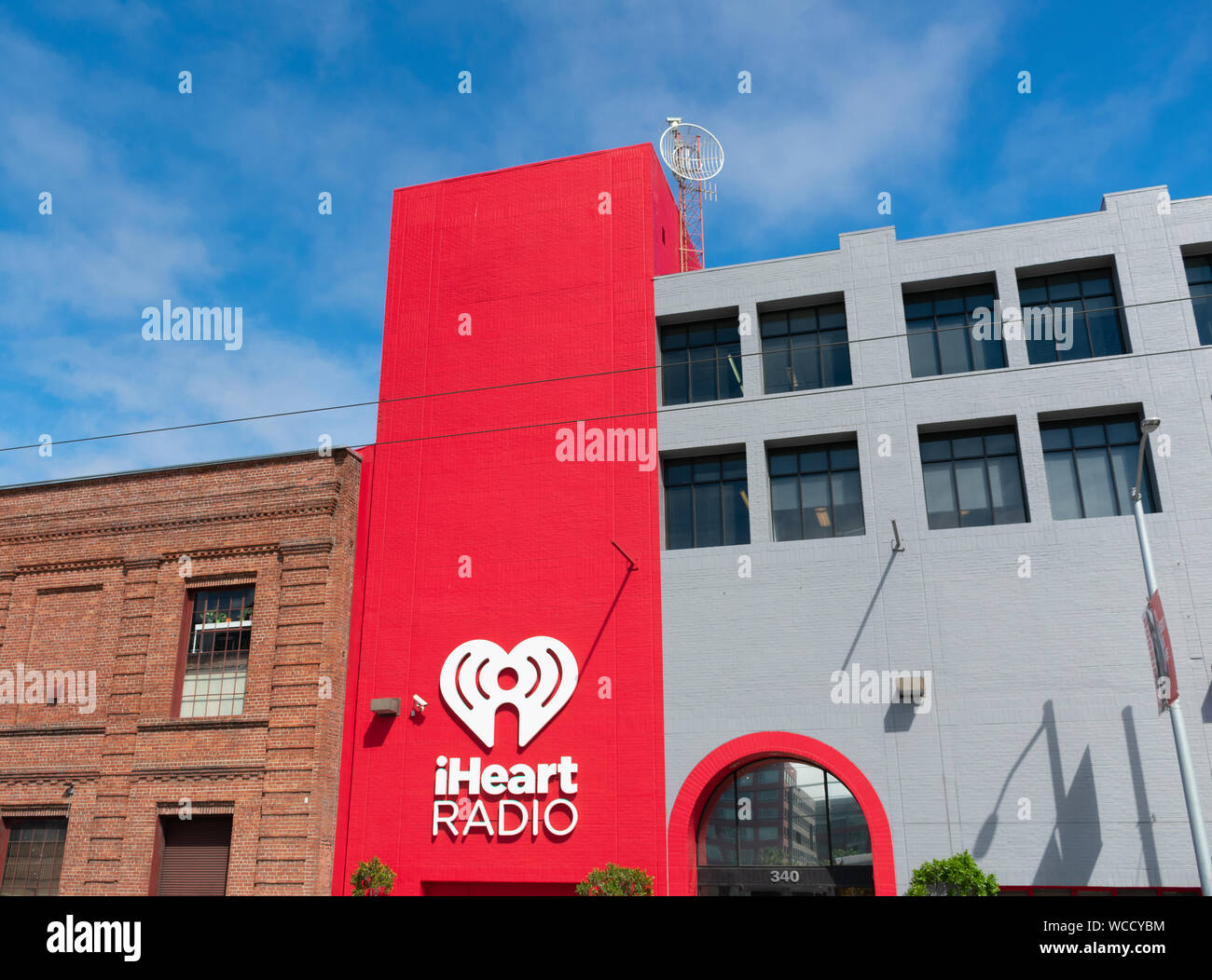 IHeart Radio signe et logo sur la façade. de bureau est une diffusion libre iHeartRadio et plate-forme de radio internet administré par iHeartMedia Banque D'Images