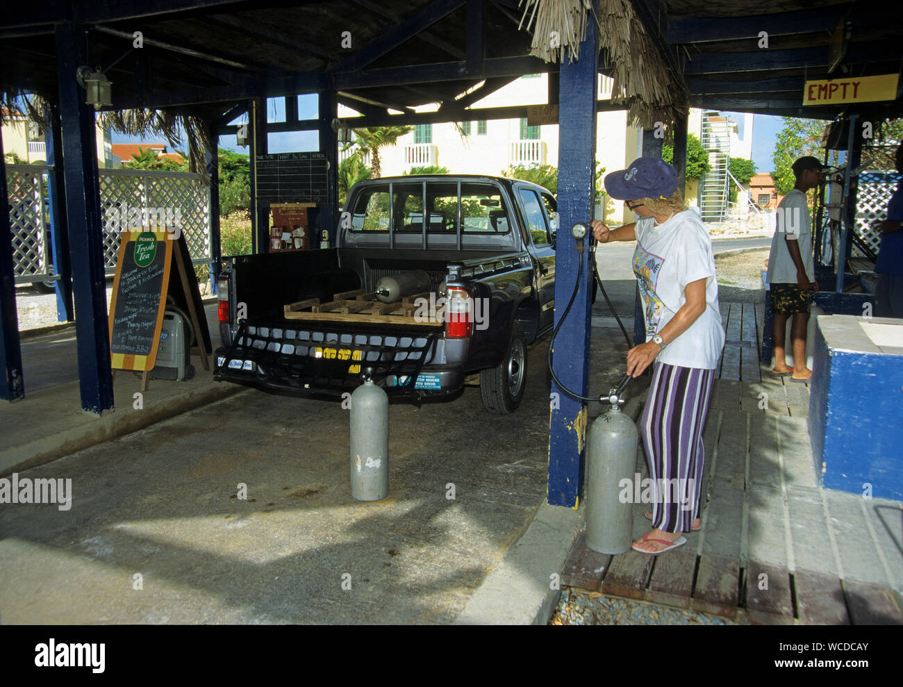 Drive-in, d'une station de remplissage de bouteilles de plongée, faire vide, obtenir un réservoir plein, Buddy Dive resort, Bonaire, Antilles néerlandaises Banque D'Images