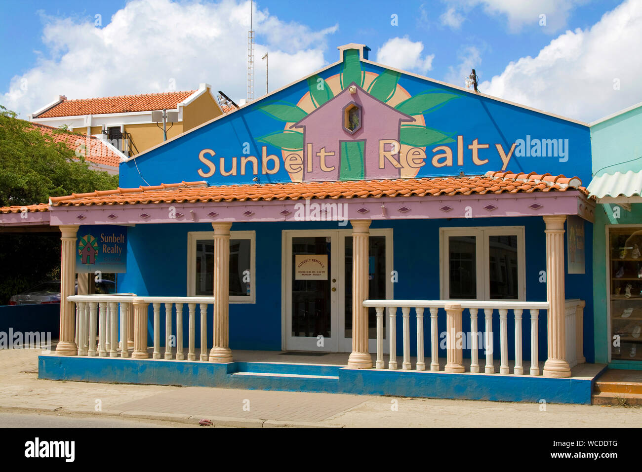 Maisons de style colonial à Kaya Grandi, vieille ville de Kralendijk, Bonaire, Antilles néerlandaises Banque D'Images