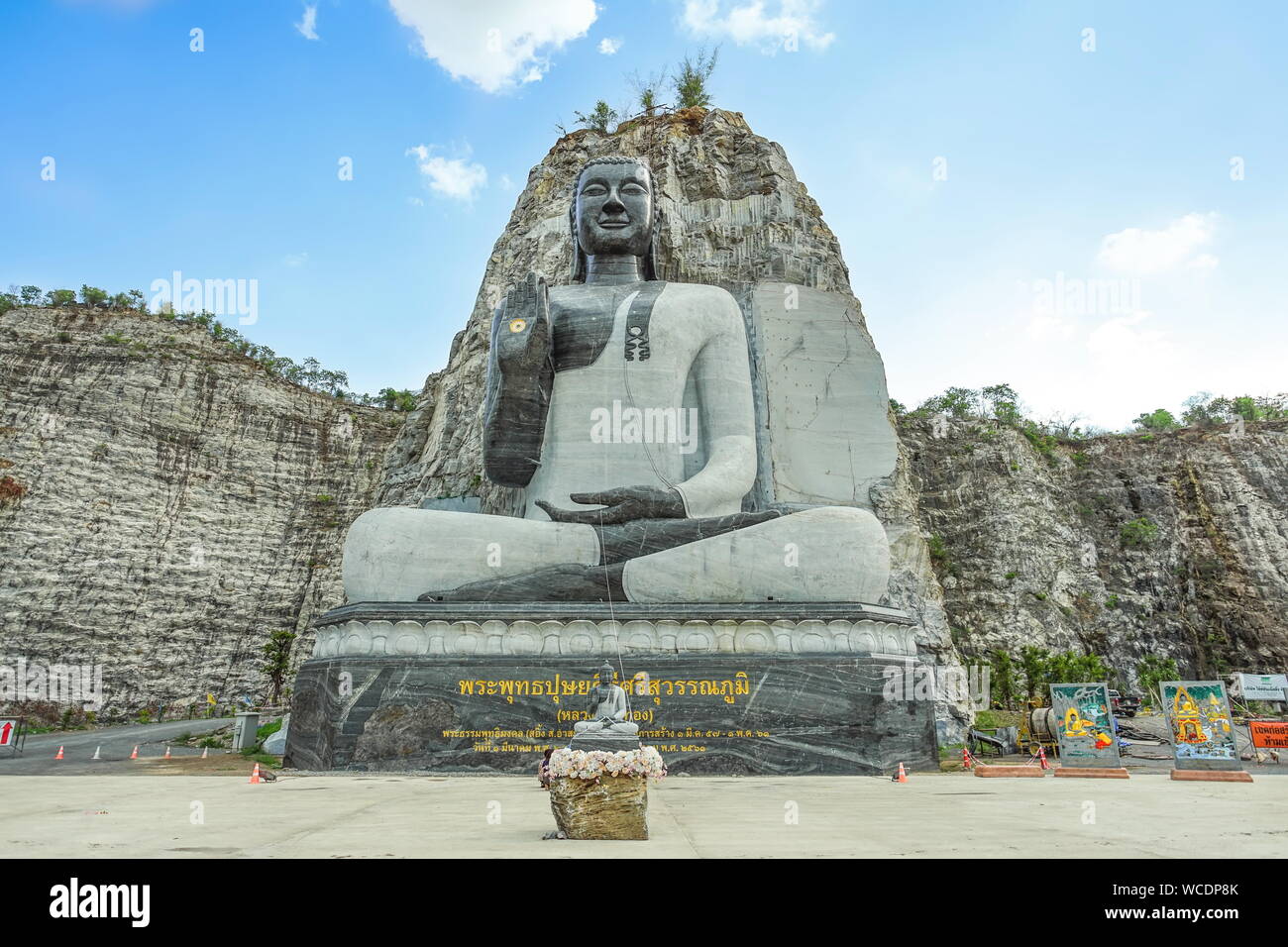 Suphan Buri, Thaïlande - 25 mai 2019 : Big Buddha Bhutsaya Khiri Tr Suvarnabhumi en U Thong, la province de Suphan Buri, Thaïlande. (Traduction : Big Buddha B Banque D'Images