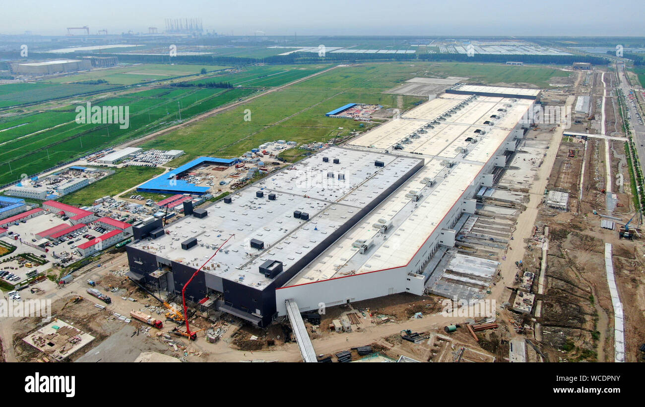 Shanghai, Shanghai, Chine. Août 28, 2019. Shanghai, Chine-photo aérienne  prise par un drone montre la spectaculaire super Shanghai tesla factory  dans la nouvelle zone de zone de libre-échange de Shanghai près de