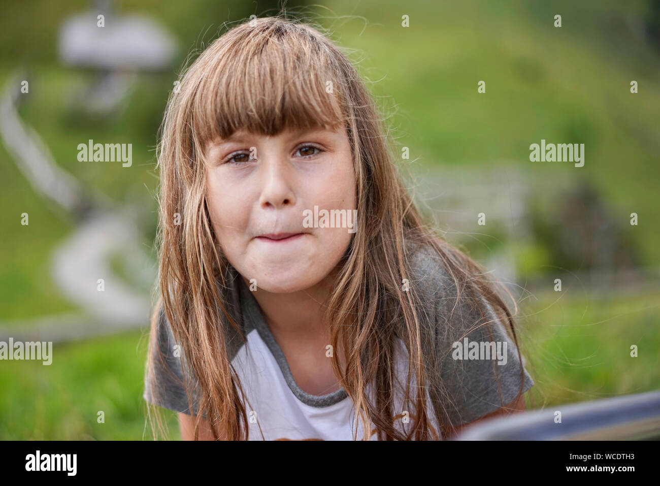 Portrait de fille avec de longs cheveux brun Banque D'Images