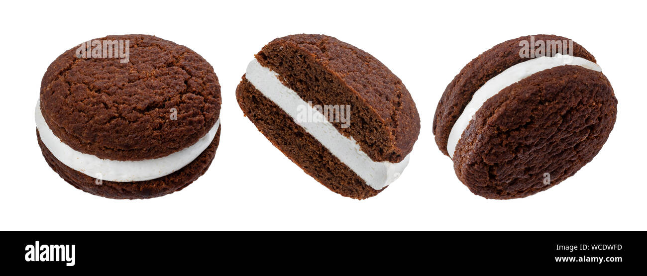 Sandwich au chocolat, biscuits biscuits farcis cuits au four avec crème lait isolé sur fond blanc Banque D'Images