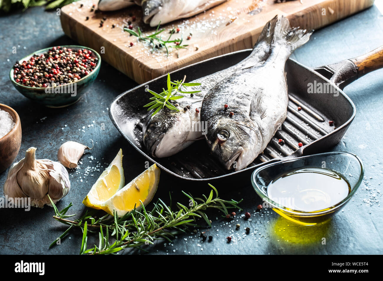 La brème poisson méditerranéen avec des épices herbes sel ail et citron. Fruits de mer sains. Concept de l'alimentation de la mer Banque D'Images