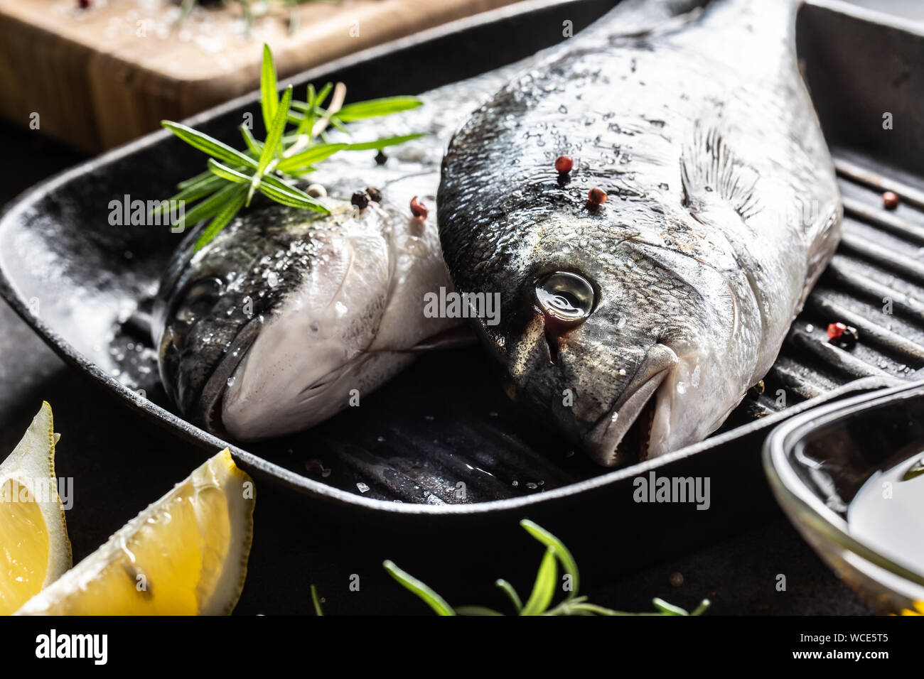 La brème poisson méditerranéen avec des épices herbes sel ail et citron. Fruits de mer sains. Concept de l'alimentation de la mer Banque D'Images