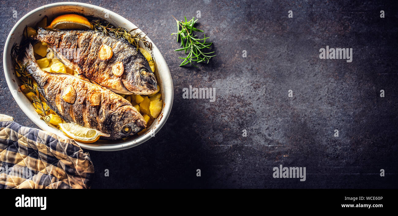 Poissons de la Méditerranée rôti avec des pommes de terre daurade citron et romarin Banque D'Images